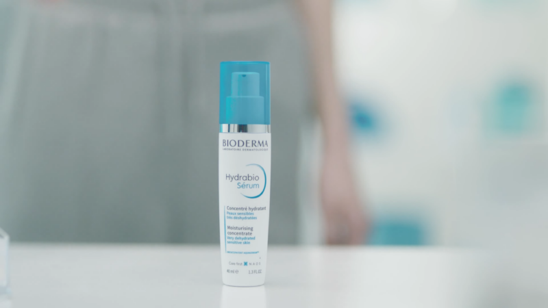 Bioderma Hydrabio serum na stolu